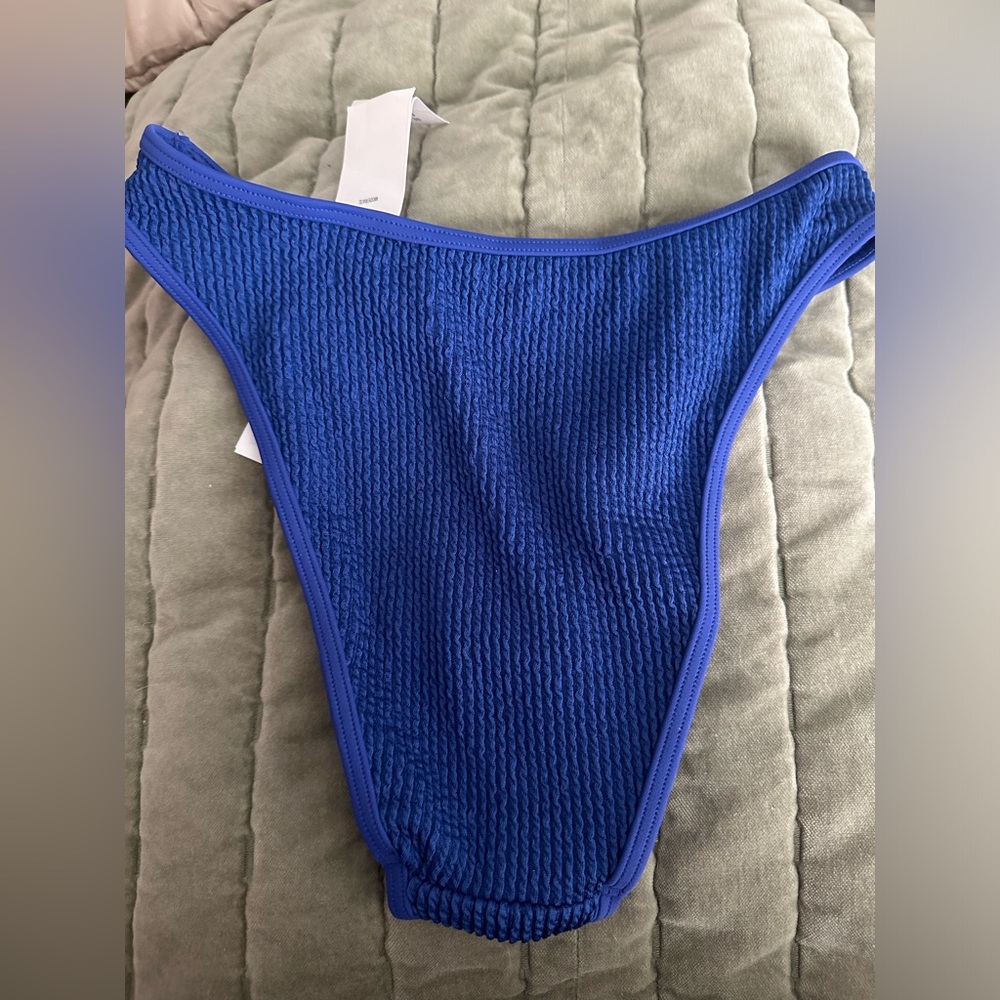 Abercrombie two piece scrunch swim - Picture 3 of 4